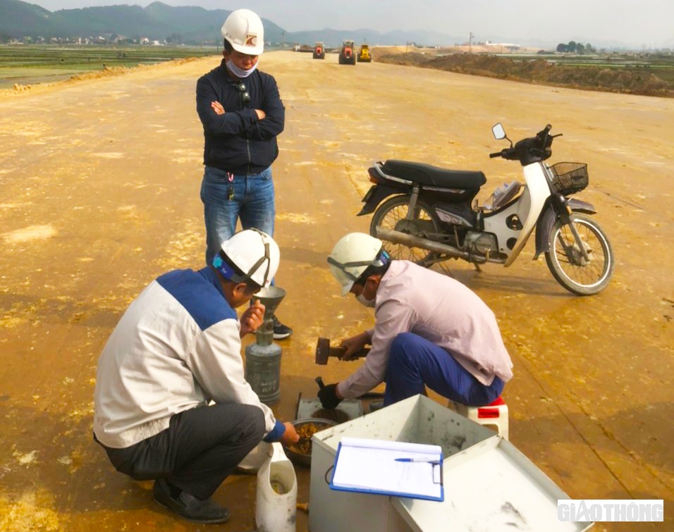 Đại diện Ban QLDA 6 cho biết, dịp Tết Nguy&ecirc;n đ&aacute;n, tr&ecirc;n c&ocirc;ng trường dự &aacute;n đoạn Nghi Sơn - Diễn Ch&acirc;u c&oacute; một số nh&agrave; thầu tổ chức thi c&ocirc;ng như: C&ocirc;ng ty CP Tập đo&agrave;n Sơn Hải, Tập đo&agrave;n Đ&egrave;o Cả, C&ocirc;ng ty TNHH H&ograve;a Hiệp v&agrave; C&ocirc;ng ty CP Tập đo&agrave;n Cienco4. Hưởng ứng phong tr&agrave;o thi đua &ldquo;Xu&acirc;n Qu&yacute; M&atilde;o tr&ecirc;n c&aacute;c c&ocirc;ng trường giao th&ocirc;ng&rdquo; của Bộ GTVT, trong khoảng thời gian từ ng&agrave;y 15/12 &acirc;m lịch đến hết ng&agrave;y 16/1 &acirc;m lịch, tổng sản lượng đăng k&yacute; thực hiện tại dự &aacute;n l&agrave; gần 86 tỷ đồng&rdquo;, đại diện n&agrave;y th&ocirc;ng tin.