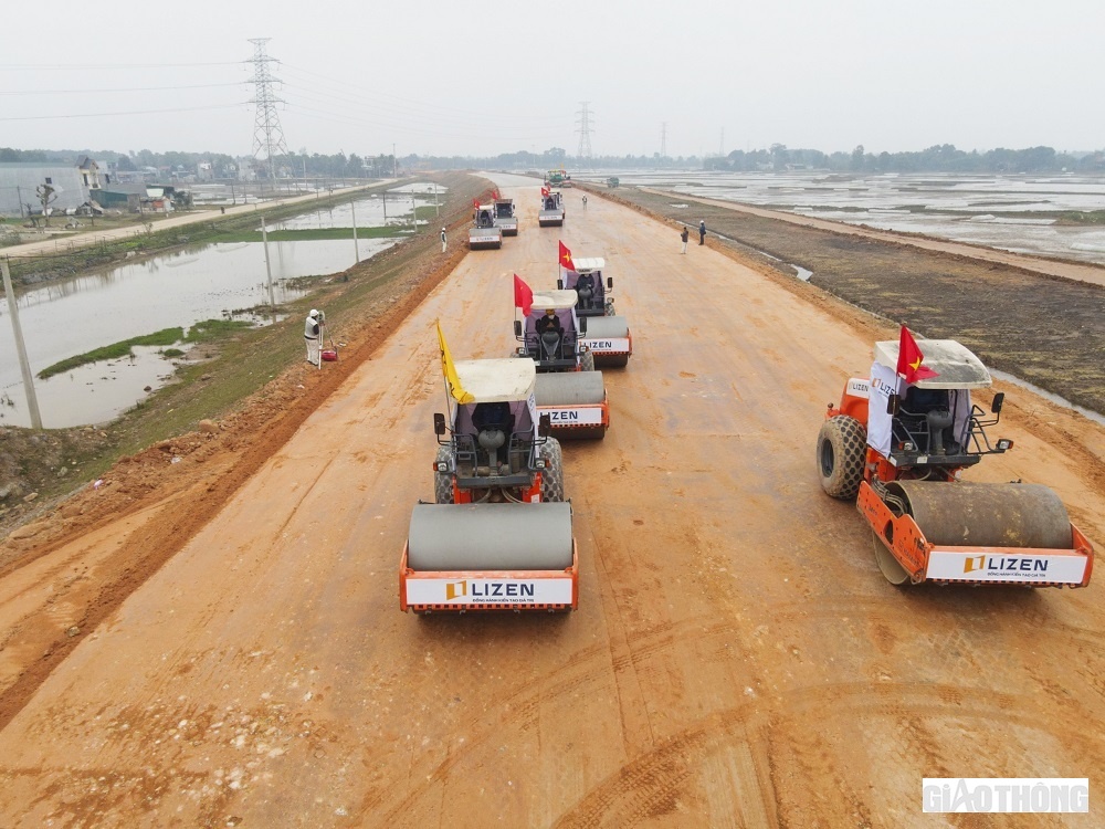 S&aacute;ng ng&agrave;y 24/1/2023 (tức ng&agrave;y m&ugrave;ng 3 Tết), trong l&uacute;c người d&acirc;n tr&ecirc;n cả nước vẫn đang trong kỳ nghỉ Tết Nguy&ecirc;n đ&aacute;n với những buổi li&ecirc;n hoan, gặp mặt đầu Xu&acirc;n, tại c&ocirc;ng trường g&oacute;i thầu XL02 dự &aacute;n cao tốc Bắc-Nam đoạn QL45 - Nghi Sơn, h&agrave;ng chục m&aacute;y lu v&agrave; đầu xe vận chuyển vật liệu vẫn đều đều lăn b&aacute;nh để b&aacute;m đuổi tiến độ.