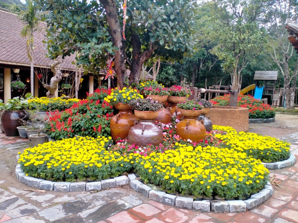 Trao đổi với PV B&aacute;o Giao th&ocirc;ng, &ocirc;ng Ho&agrave;ng Việt Th&agrave;nh, B&iacute; thư Đảng ủy, Chủ tịch UBND x&atilde; Thượng Y&ecirc;n C&ocirc;ng, TP U&ocirc;ng B&iacute; cho biết: "Đến thời điểm hiện tại, c&aacute;c tuyến giao th&ocirc;ng đều th&ocirc;ng tho&aacute;ng; hệ thống dịch vụ đều diễn ra b&igrave;nh thường. Mừng nhất l&agrave; ch&iacute;nh quyền địa phương chưa ph&aacute;t hiện v&agrave; cũng nhận được bất cứ phản &aacute;nh n&agrave;o về t&igrave;nh trạng "chặt ch&eacute;m" du kh&aacute;ch".