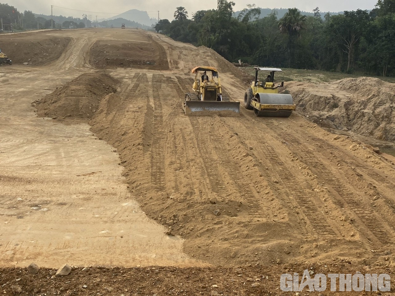 &Ocirc;ng Nguyễn Ngọc Quỳnh, Gi&aacute;m đốc quản l&yacute; dự &aacute;n (thuộc Ban QLDA 2) cho biết, theo kế hoạch được x&acirc;y dựng, trong những ng&agrave;y Tết Nguy&ecirc;n đ&aacute;n, tại g&oacute;i thầu XL01, c&aacute;c nh&agrave; thầu sẽ tập trung hạng mục đắp đất K95, K98 v&agrave; cấp phối đ&aacute; dăm loại 1 tại đoạn nền th&ocirc;ng thường.