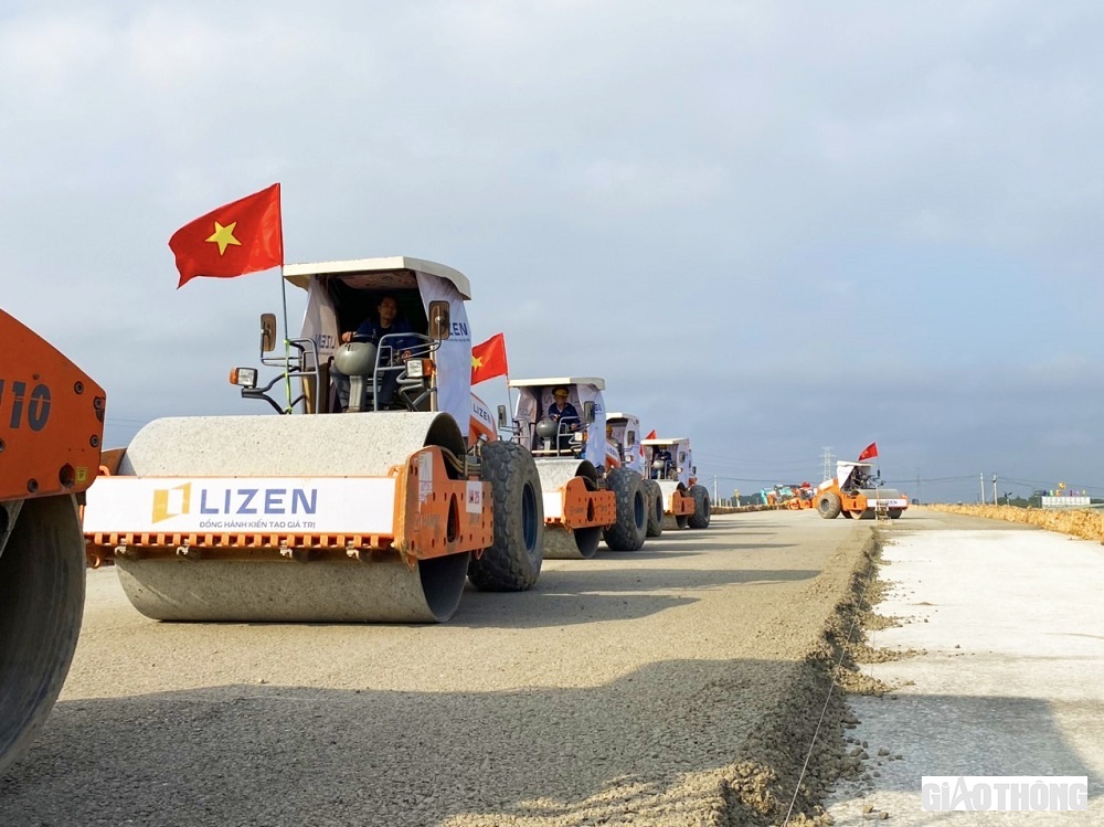Để việc tổ chức thi c&ocirc;ng dịp Tết được hiệu quả, nh&agrave; thầu Lizen đ&atilde; huy động khoảng 70 kỹ sư, c&ocirc;ng nh&acirc;n thường trực tại c&ocirc;ng trường.