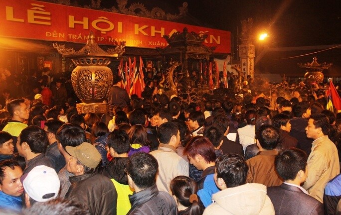 Lễ khai ấn sẽ diễn ra v&agrave;o đ&ecirc;m 14, rạng s&aacute;ng 15 th&aacute;ng Gi&ecirc;ng. C&aacute;c nghi lễ được cử h&agrave;nh trang trọng theo nghi thức truyền thống. V&agrave;o đ&ecirc;m khai ấn, từ 22h40 bắt đầu diễn ra nghi lễ d&acirc;ng hương c&aacute;c vị vua Trần, do UBND TP Nam Định chủ tr&igrave;. Sau đ&oacute; l&agrave; lễ rước kiệu ấn từ s&acirc;n đền Cố Trạch qua cổng ch&iacute;nh tới đền Thi&ecirc;n Trường.