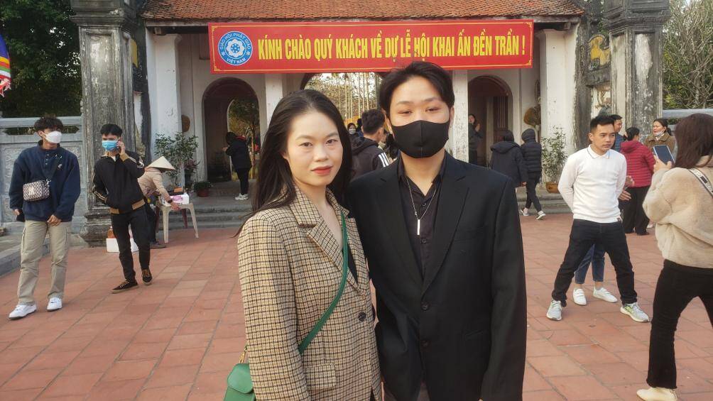 C&ugrave;ng e, trai của m&igrave;nh đi lễ đền Trần trong những ng&agrave;y đầu năm mới, chị Lưu Linh chia sẻ: "Ch&uacute;ng t&ocirc;i về đ&acirc;y để d&acirc;ng hương, cầu t&agrave;i, năm mới nhiều sức khoẻ; thắp hương nhằm tri &acirc;n c&ocirc;ng đức của c&aacute;c bậc tiền nh&acirc;n đ&atilde; c&oacute; c&ocirc;ng với đất nước".