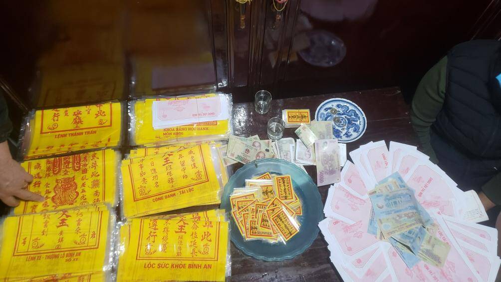 Thẻ đầu năm c&ugrave;ng những tờ sớ cầu t&agrave;i lộc, c&ocirc;ng danh, sức khoẻ được đặt trong đền.