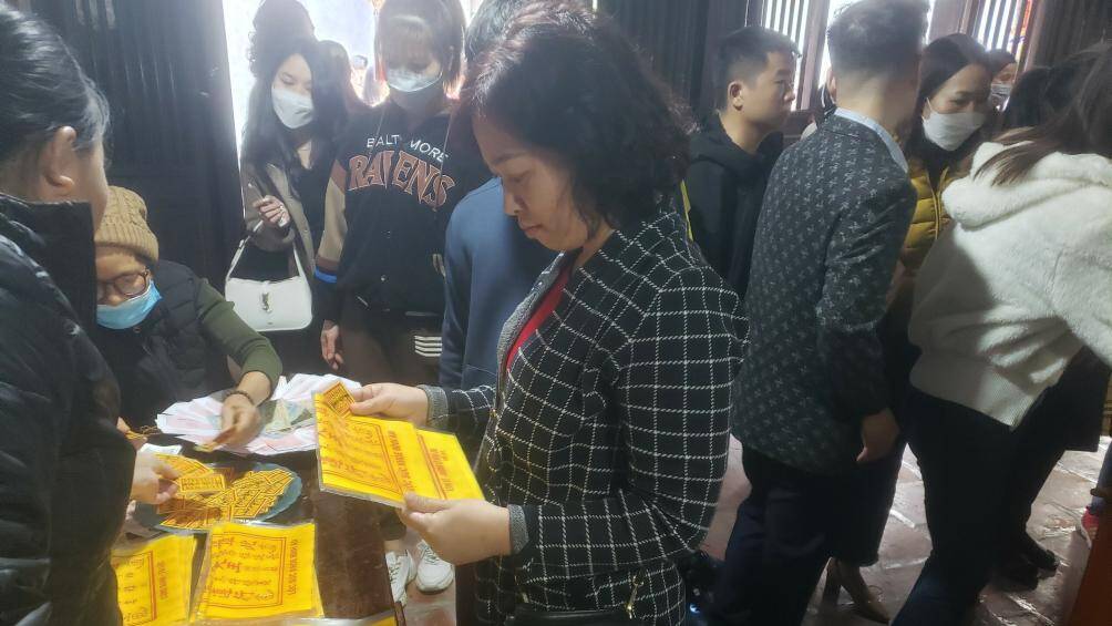 Người d&acirc;n lựa chọn cho m&igrave;nh những tờ sớ theo nhu cầu. "Năm nay t&ocirc;i mua th&ecirc;m b&ugrave;a với gi&aacute; 20.000 đồng/c&aacute;i để v&agrave;o sau điện thoại mong những điều tốt lu&ocirc;n b&ecirc;n m&igrave;nh", chị Thu, người d&acirc;n TP Nam Định cho hay.