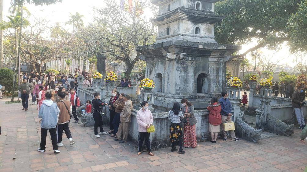 Kh&ocirc;ng chỉ đến đền Trần để d&acirc;ng hương, xin lộc, nhiều gia đ&igrave;nh c&ograve;n đưa trẻ nhỏ đến v&atilde;n cảnh ch&ugrave;a, chi&ecirc;m ngưỡng di t&iacute;ch v&agrave; chụp ảnh lưu niệm.