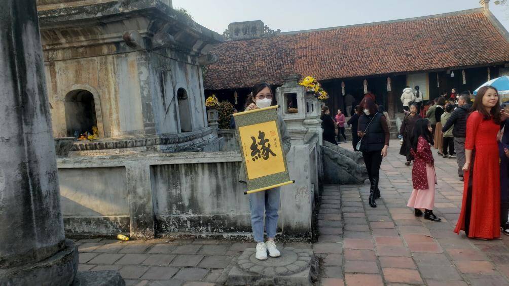 Nghi lễ khai ấn bắt đầu từ 23h15 tại ban thờ Trung thi&ecirc;n đền Thi&ecirc;n Trường, với 14 cụ cao ni&ecirc;n trong d&ograve;ng họ Trần tại l&agrave;ng Tức Mặc, phường Lộc Vượng v&agrave; đại diện một số ban, ng&agrave;nh, đo&agrave;n thể chứng kiến nghi lễ đ&oacute;ng dấu khai ấn (14 c&aacute;nh ấn bằng giấy m&agrave;u v&agrave;ng).