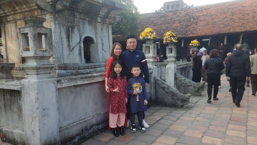C&aacute;c gia đ&igrave;nh chụp những tấm ảnh đẹp ng&agrave;y Tết tại khu&ocirc;n vi&ecirc;n đền Trần.