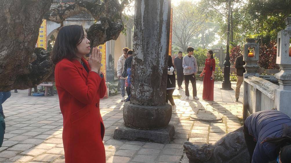 Những l&aacute; ấn n&agrave;y sau đ&oacute; được d&acirc;ng l&ecirc;n c&aacute;c đ&igrave;nh, ch&ugrave;a thuộc phường Lộc Vượng&hellip; Sau khi hoàn thành c&aacute;c nghi lễ ch&iacute;nh, từ 23h55 cửa đền mới mở đ&ecirc;̉ người d&acirc;n v&agrave; kh&aacute;ch thập phương v&agrave;o lễ đầu năm. Từ 5 giờ ng&agrave;y Rằm th&aacute;ng Gi&ecirc;ng bắt đầu ph&aacute;t "lộc ấn" cho nh&acirc;n d&acirc;n v&agrave; du kh&aacute;ch thập phương.