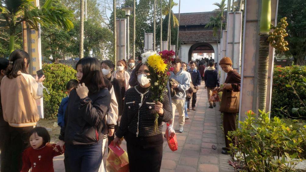 Năm nay dịch Covid-19 kh&ocirc;ng c&ograve;n căng thẳng, thời tiết đẹp n&ecirc;n đ&ocirc;ng đảo du kh&aacute;ch v&agrave; người d&acirc;n địa phương đi lễ đền Trần từ Tết.