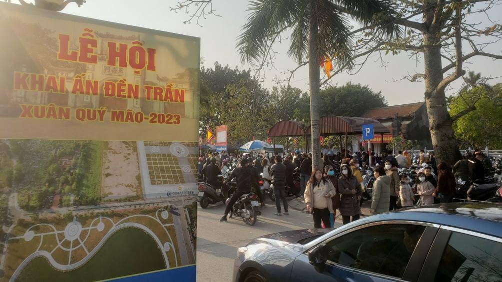 Ghi nhận của PV B&aacute;o Giao th&ocirc;ng, mặc d&ugrave; đ&ocirc;ng người đổ về đền Trần nhưng những ng&agrave;y Tết, việc đảm bảo giao th&ocirc;ng, an ninh trật tự vẫn đang được duy tr&igrave; tốt. Qua khảo s&aacute;t, mức gi&aacute; gửi xe m&aacute;y l&agrave; 10 ngh&igrave;n đồng/lượt; xe &ocirc; t&ocirc; l&agrave; 30 ngh&igrave;n đồng/lượt; kh&aacute;ch kh&ocirc;ng phải mua v&eacute; v&agrave;o đền Trần...