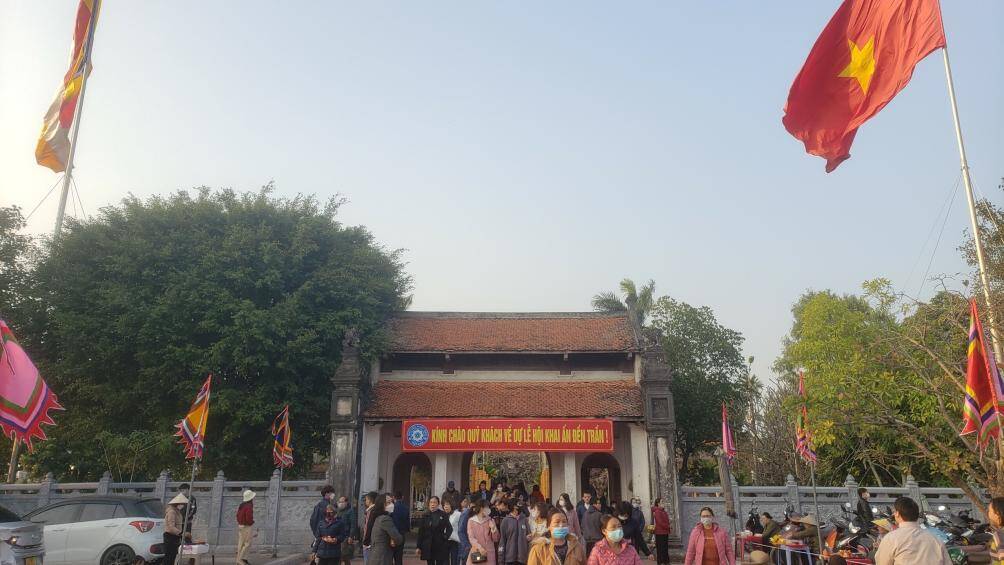 Từ ng&agrave;y m&ugrave;ng 1 Tết Qu&yacute; M&atilde;o 2023, đ&atilde; c&oacute; rất nhiều người d&acirc;n v&agrave; du kh&aacute;ch thập phương đến với đến Trần (phường Lộc Vượng, TP Nam Định) để d&acirc;ng hương, xin lộc.