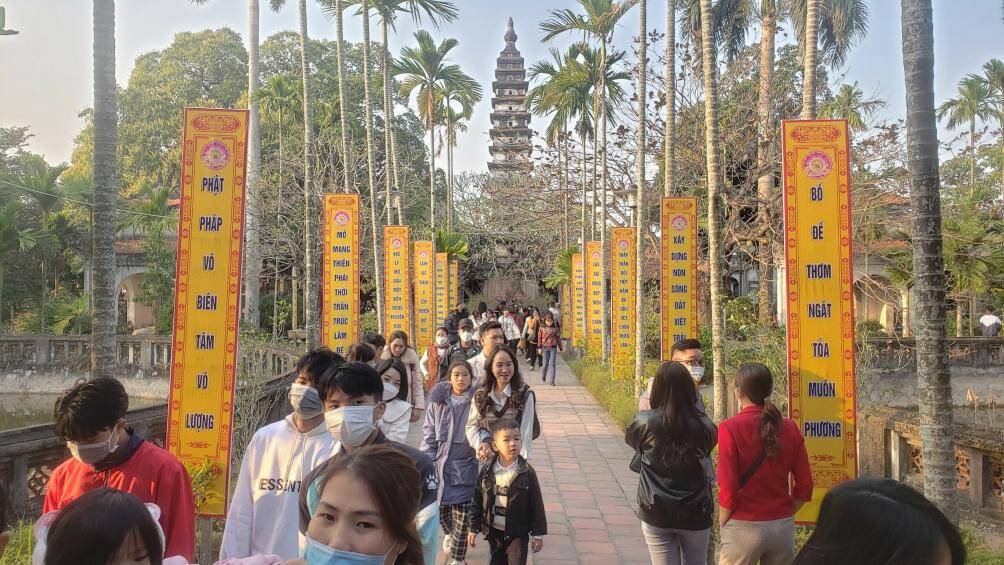 Đền Trần Nam Định l&agrave; một địa danh di t&iacute;ch lịch sử l&acirc;u đời thờ 14 vị vua thuộc d&ograve;ng họ nh&agrave; Trần v&agrave; c&aacute;c quan c&oacute; c&ocirc;ng với nước. Cứ đến th&aacute;ng 8 hằng năm tại đ&acirc;y sẽ tổ chức nhiều lễ hội kh&aacute;c nhau như Hội Đền Trần, v&agrave;o dịp lễ đầu xu&acirc;n th&igrave; c&oacute; lễ khai ấn Đền Trần&hellip;