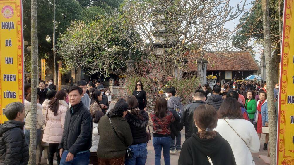 "Chiều m&ugrave;ng 2 Tết, Quốc lộ 10 qua khu vực đền Trần tắc nghẽn v&igrave; lượng xe cộ đổ về đền qu&aacute; đ&ocirc;ng. Nhiều người đi từ H&agrave; Nội về Th&aacute;i B&igrave;nh hay đi chiều Th&aacute;i B&igrave;nh - H&agrave; Nội phải v&ograve;ng v&agrave;o nội đ&ocirc; để tr&aacute;nh tắc đường qua khu vực đền Trần", chị Hoa, b&aacute;n h&agrave;ng ở khu vực đền Trần