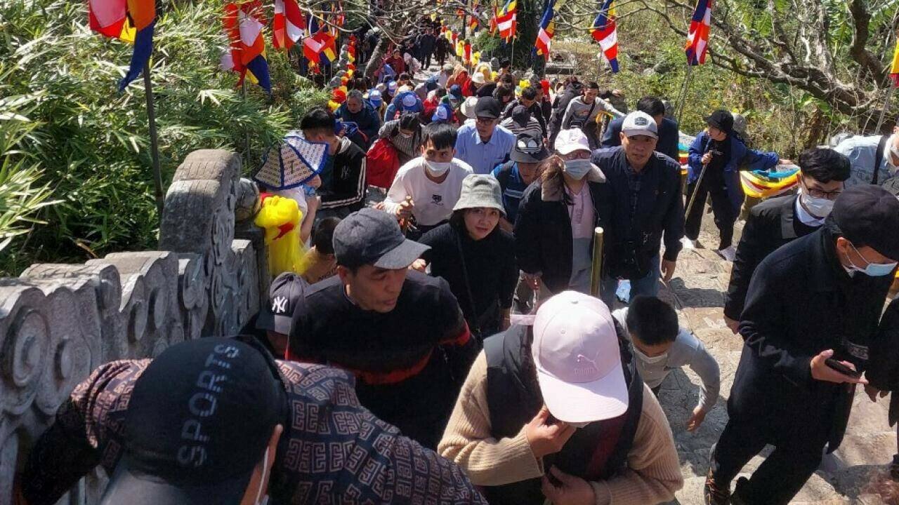 Ngược về Y&ecirc;n Tử, TP U&ocirc;ng B&iacute;, kh&ocirc;ng kh&iacute; du Xu&acirc;n của phật tử thập phương cũng nườm nượp.