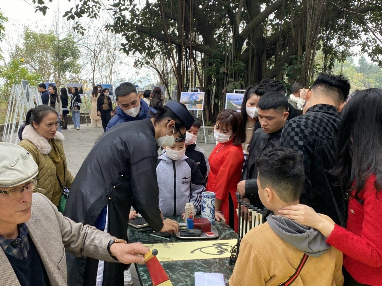 "Để kh&aacute;ch thập phương y&ecirc;n t&acirc;m du Xu&acirc;n, v&atilde;n cảnh trong dịp Tết năm nay, Ban quản l&yacute; Khu di t&iacute;ch Cửa &Ocirc;ng - Cặp Ti&ecirc;n đ&atilde; huy đội tối đa nh&acirc;n lực để phối hợp đảm bảo an ninh trật tự, bảo vệ cảnh quan m&ocirc;i trường, ngăn chặn c&aacute;c h&agrave;nh vi m&ecirc; t&iacute;n dị đoan&hellip; Đến thời điểm hiện tại, đơn vị chưa ph&aacute;t hiện trường hợp n&agrave;o ảnh hưởng đến an ninh trật tự, mọi du kh&aacute;ch đều phấn khởi", &ocirc;ng Thanh cho hay.