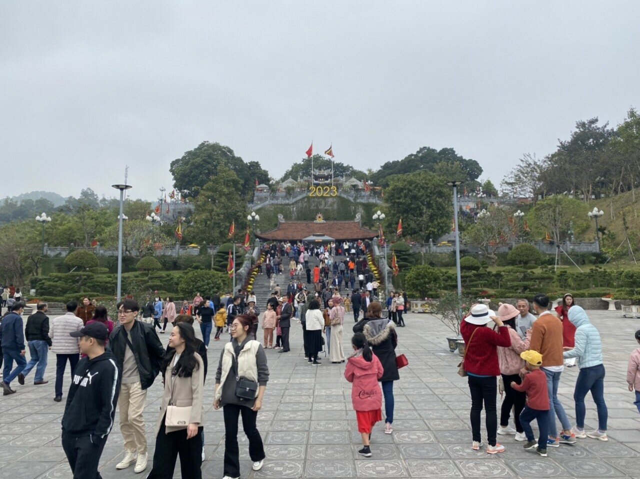 Tại đền Cửa &Ocirc;ng - một trong những địa điểm du lịch t&acirc;m linh h&uacute;t kh&aacute;ch của Quảng Ninh, Anh Nguyễn Mạnh Cường, du kh&aacute;ch đến từ H&agrave; Nội cho biết: B&acirc;y giờ, đường về Quảng Ninh c&oacute; cao tốc, đi lại rất thuận tiện. Đến đền Cửa &Ocirc;ng xong, gia đ&igrave;nh sẽ sang Cặp Ti&ecirc;n v&agrave; ch&ugrave;a C&aacute;i Bầu rồi buổi chiều lại quay về H&agrave; Nội ngay.
