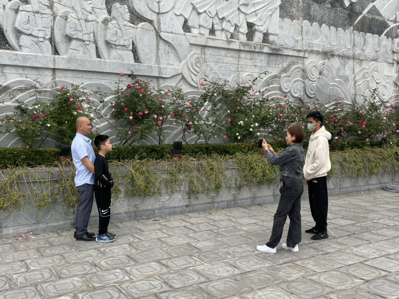 "Đền Cửa &Ocirc;ng năm nay chuẩn bị rất chu đ&aacute;o. Giao th&ocirc;ng thuận tiện, kh&ocirc;ng c&oacute; &ugrave;n tắc cục bộ như trước đ&acirc;y. Th&iacute;ch nhất l&agrave; ở khu&ocirc;n vi&ecirc;n, lối v&agrave;o, cơ quan chức năng đ&atilde; bố tr&iacute; những tiểu cảnh hoa rất đẹp, n&ecirc;n ngo&agrave;i việc thắp hương xin lộc, cầu an, du kh&aacute;ch được thỏa sức ngắm hoa, chụp ảnh l&agrave;m kỷ niệm", anh Cường n&oacute;i.