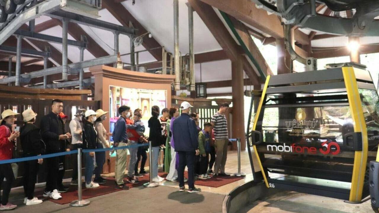 Anh Nguyễn Hồng Quảng, nh&agrave; ở TP Cẩm Phả nhận x&eacute;t: "Năm nay, do c&aacute;c tuyến đường v&agrave;o Y&ecirc;n Tử được n&acirc;ng cấp, mở rộng từ trước c&ugrave;ng với việc bố tr&iacute; ph&acirc;n l&agrave;n, bến, b&atilde;i đỗ xe hợp l&yacute;, n&ecirc;n h&agrave;nh tr&igrave;nh v&agrave;o khu tổ chức khai hội, c&aacute;c điểm thăm quan đều thuận tiện&hellip;". Ảnh: C&aacute;p treo Y&ecirc;n Tử thuận tiện phục vụ du kh&aacute;ch.