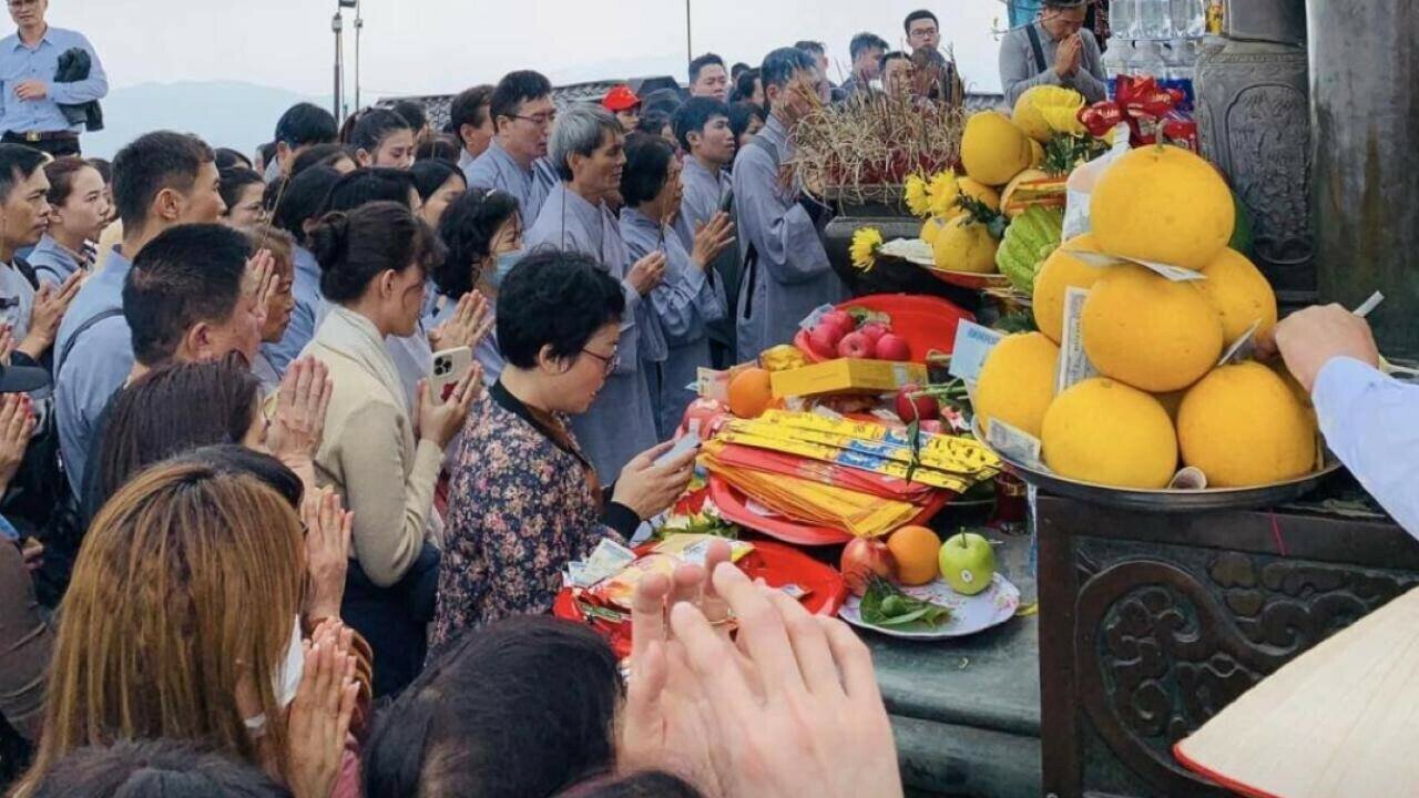 "Theo thống k&ecirc; sơ bộ của cơ quan chức năng, đến hết ng&agrave;y m&ugrave;ng 4 Tết, kh&aacute;ch đến với Y&ecirc;n Tử đạt gần 4,4 vạn người. D&ugrave; người v&agrave; phương tiện rất đ&ocirc;ng nhưng hệ thống giao th&ocirc;ng đều đảm bảo, kh&ocirc;ng c&oacute; &aacute;ch tắc cục bộ", &ocirc;ng Dũng n&oacute;i.