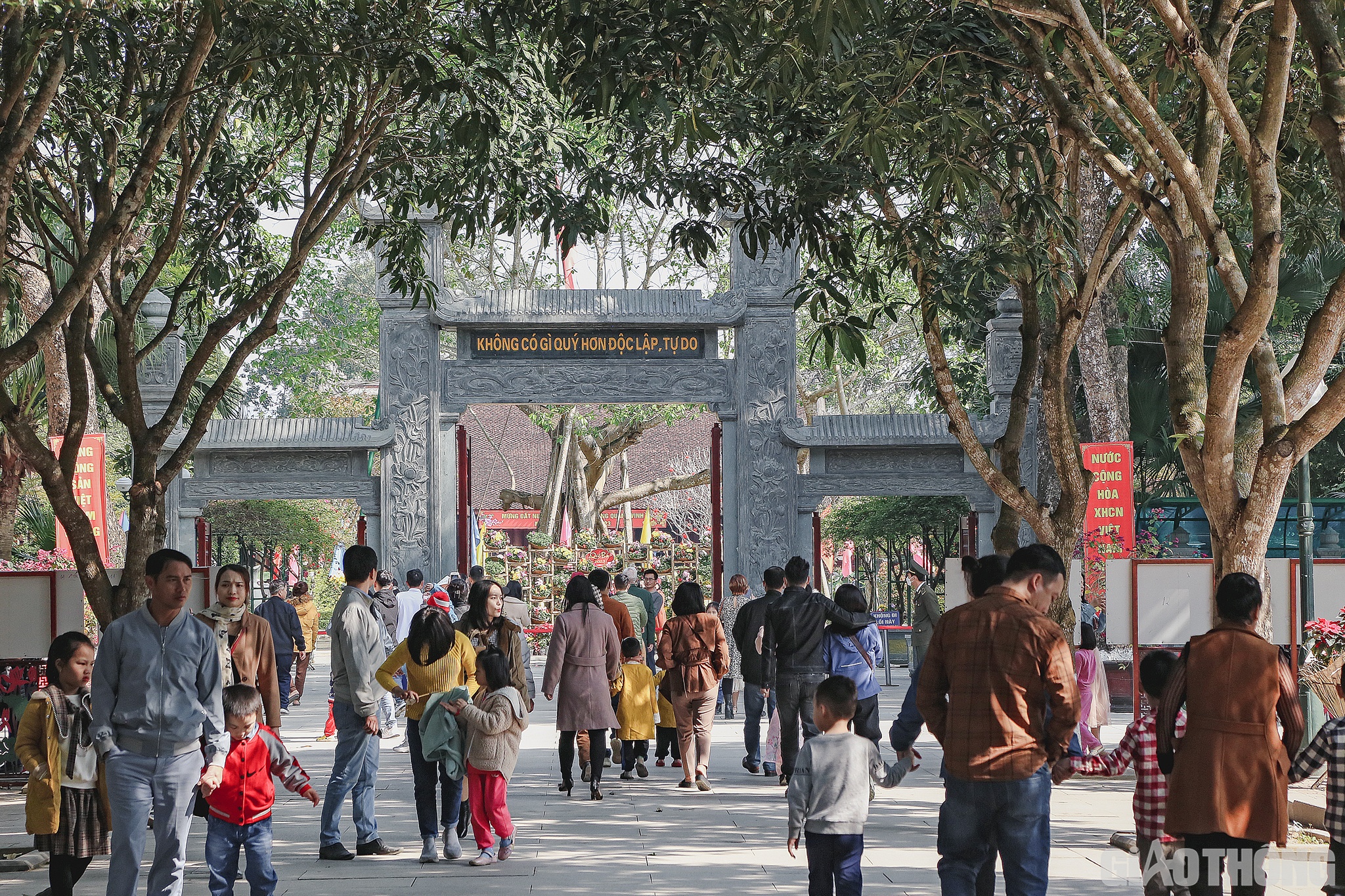 Ng&agrave;y 26/1 (tức m&ugrave;ng 5 Tết Nguy&ecirc;n đ&aacute;n), theo ghi nhận của PV B&aacute;o Giao th&ocirc;ng, tại Khu di t&iacute;ch Kim Li&ecirc;n Nam Đ&agrave;n (ở huyện Nam Đ&agrave;n, tỉnh Nghệ An), từ rất sớm đ&atilde; c&oacute; h&agrave;ng vạn du kh&aacute;ch từ khắp mọi miền tr&ecirc;n Tổ quốc về thăm qu&ecirc; B&aacute;c.