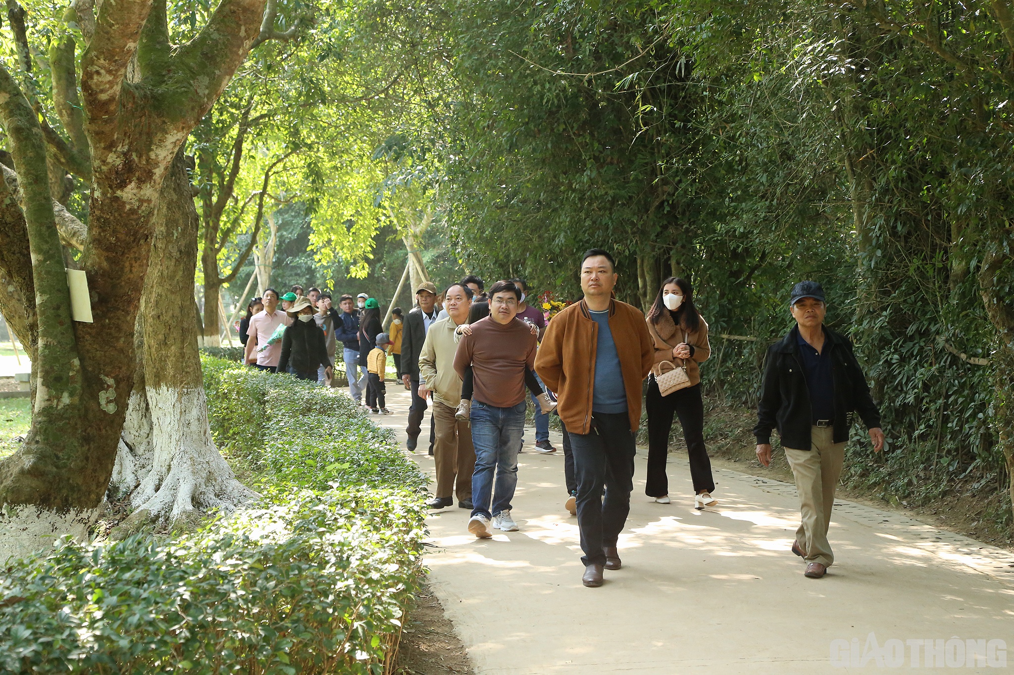 Theo thống k&ecirc;, trong 4 ng&agrave;y từ 29 đến m&ugrave;ng 2 Tết, Khu di t&iacute;ch Kim Li&ecirc;n đ&oacute;n được 608 đo&agrave;n với 9.527 lượt người trong đ&oacute; kh&aacute;ch nước ngo&agrave;i: 3 đo&agrave;n, 16 người, 3 quốc tịch (L&agrave;o, Đan Mạch, Hunggari).