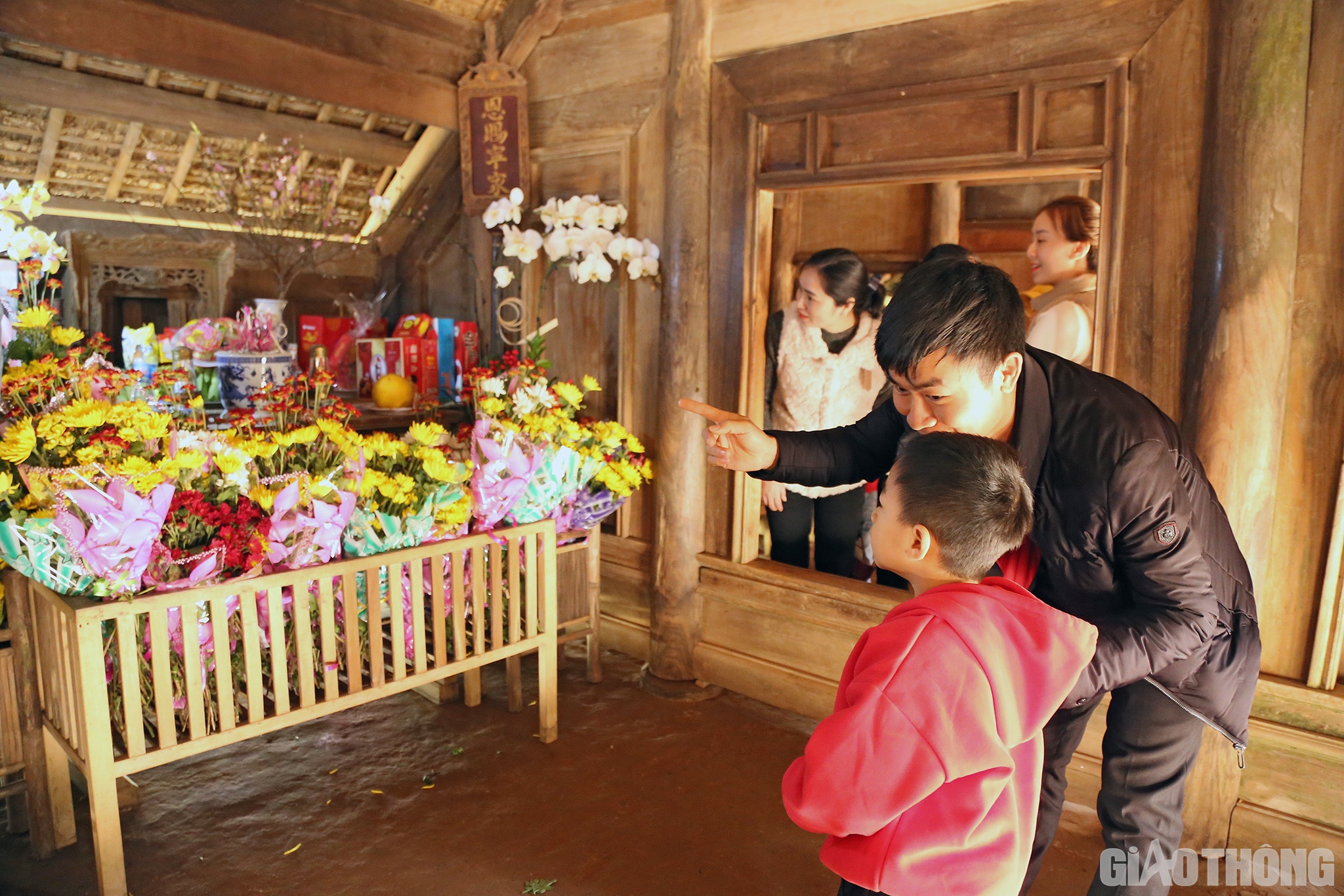 Anh Đức (qu&ecirc; ở Thanh Giang, Thanh Chương) cho biết: Chỉ trừ những năm dịch bệnh Covid-19, phải hạn chế tập trung đ&ocirc;ng người. C&ograve;n lại hầu như năm n&agrave;o vợ chồng anh cũng đưa 2 con nhỏ về thăm qu&ecirc; B&aacute;c để vừa vui chơi, vừa cho c&aacute;c ch&aacute;u trải nghiệm, học tập.