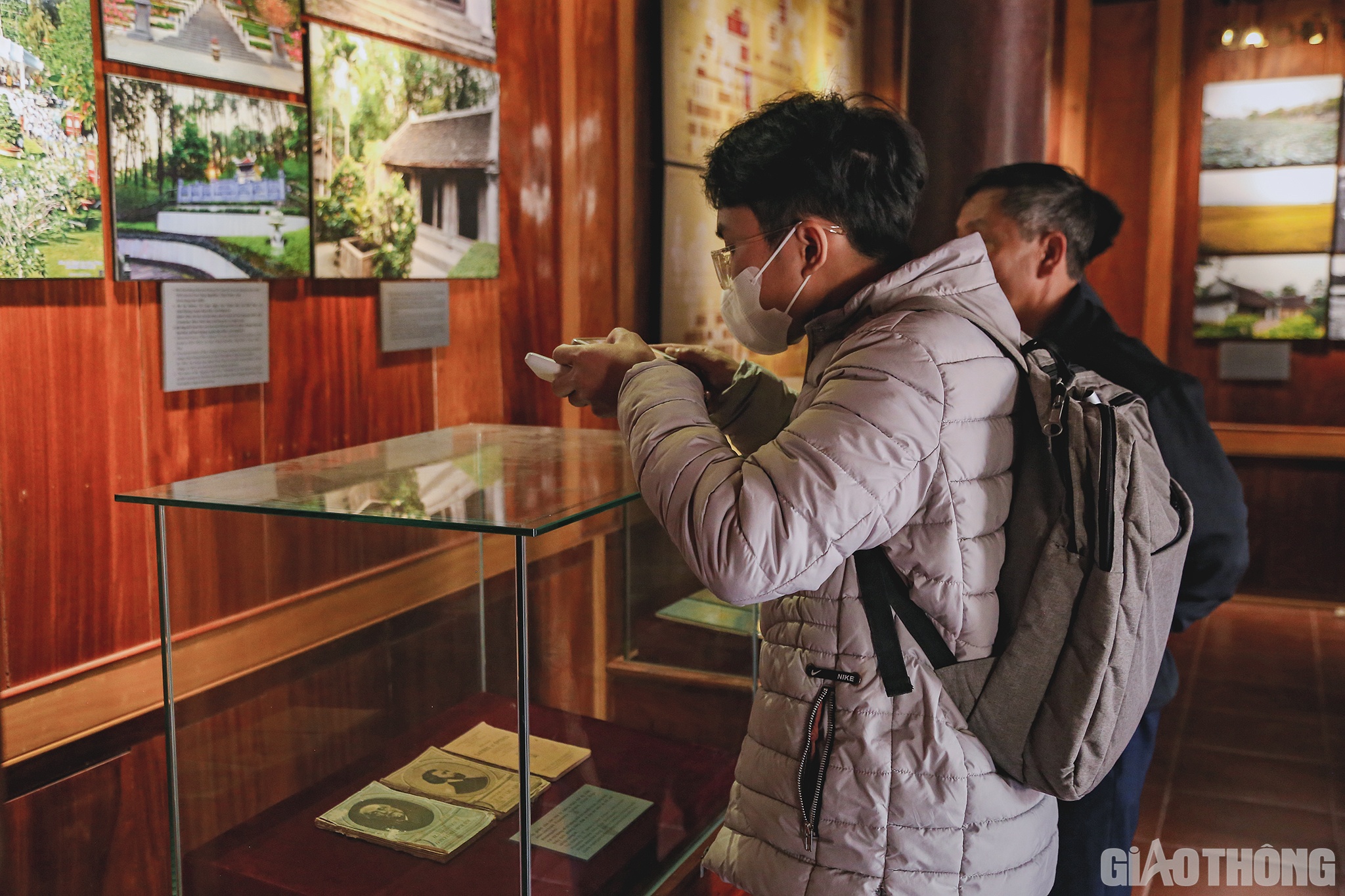 Kh&ocirc;ng chỉ c&oacute; người lớn v&agrave; trẻ nhỏ, dịp n&agrave;y cũng c&oacute; rất nhiều bạn trẻ về với qu&ecirc; B&aacute;c. Những tư liệu về cuộc đời v&agrave; sự nghiệp hoạt động c&aacute;ch mạng của B&aacute;c sẽ l&agrave; h&agrave;nh trang, kim chỉ nam cho c&aacute;c bạn trẻ trong h&agrave;nh tr&igrave;nh đi đến tương lai.