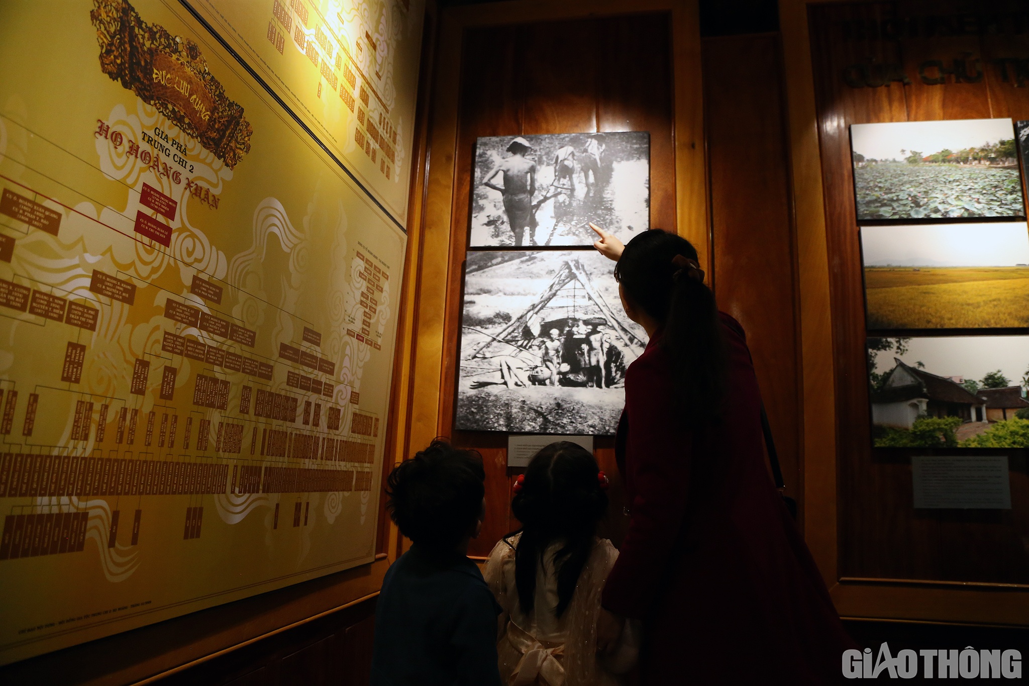 Để c&aacute;c con hiểu v&agrave; tr&acirc;n qu&yacute; hơn cuộc sống Độc lập, tự do h&ocirc;m nay, đi tới đ&acirc;u chị Ngọc cũng giới thiệu, giải th&iacute;ch cặn kẽ cho c&aacute;c con. (Trong h&igrave;nh l&agrave; cảnh chị Ngọc giới thiệu về cuộc sống cơ cực của người d&acirc;n lầm than dưới &aacute;ch n&ocirc; lệ. Qua đ&oacute; chị mong muốn 2 con phải biết phấn đấu, vươn l&ecirc;n th&agrave;nh người tốt cho x&atilde; hội).