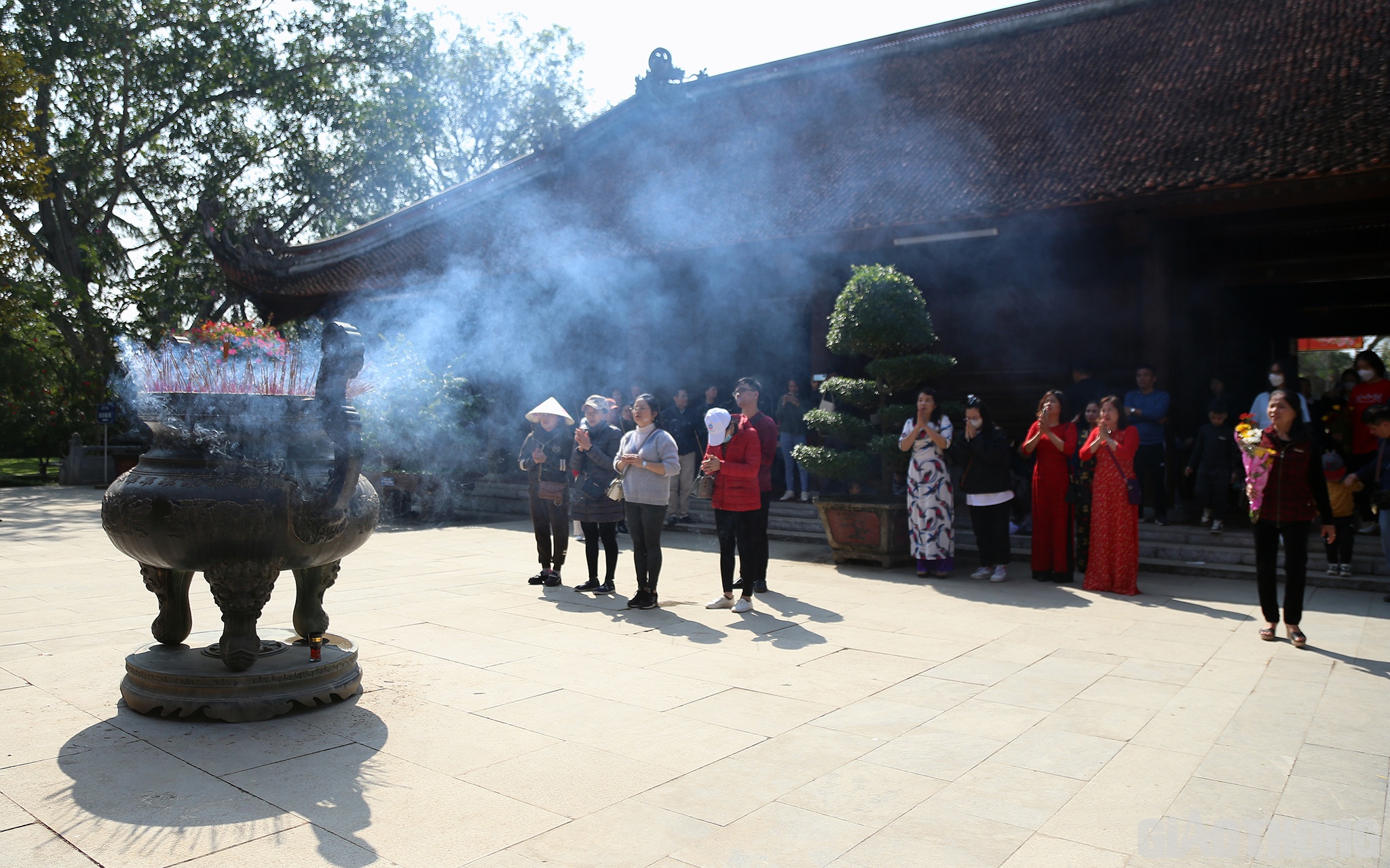 Theo Ban quản l&yacute; Khu di t&iacute;ch Kim Li&ecirc;n Nam Đ&agrave;n, Tết đến, xu&acirc;n về l&agrave; dịp mỗi người d&acirc;n Việt Nam nhớ về tổ ti&ecirc;n, &ocirc;ng b&agrave;, nguyện cầu mong những điều tốt đẹp, an l&agrave;nh v&agrave; hạnh ph&uacute;c. Đ&acirc;y cũng l&agrave; dịp để mọi người đi lại thăm hỏi, ch&uacute;c nhau những điều tốt đẹp. Đối với nhiều gia đ&igrave;nh, về thăm qu&ecirc; B&aacute;c v&agrave;o những ng&agrave;y đầu của năm mới đ&atilde; trở th&agrave;nh truyền thống, một điểm đến kh&ocirc;ng thể thiếu trong h&agrave;nh tr&igrave;nh du xu&acirc;n.