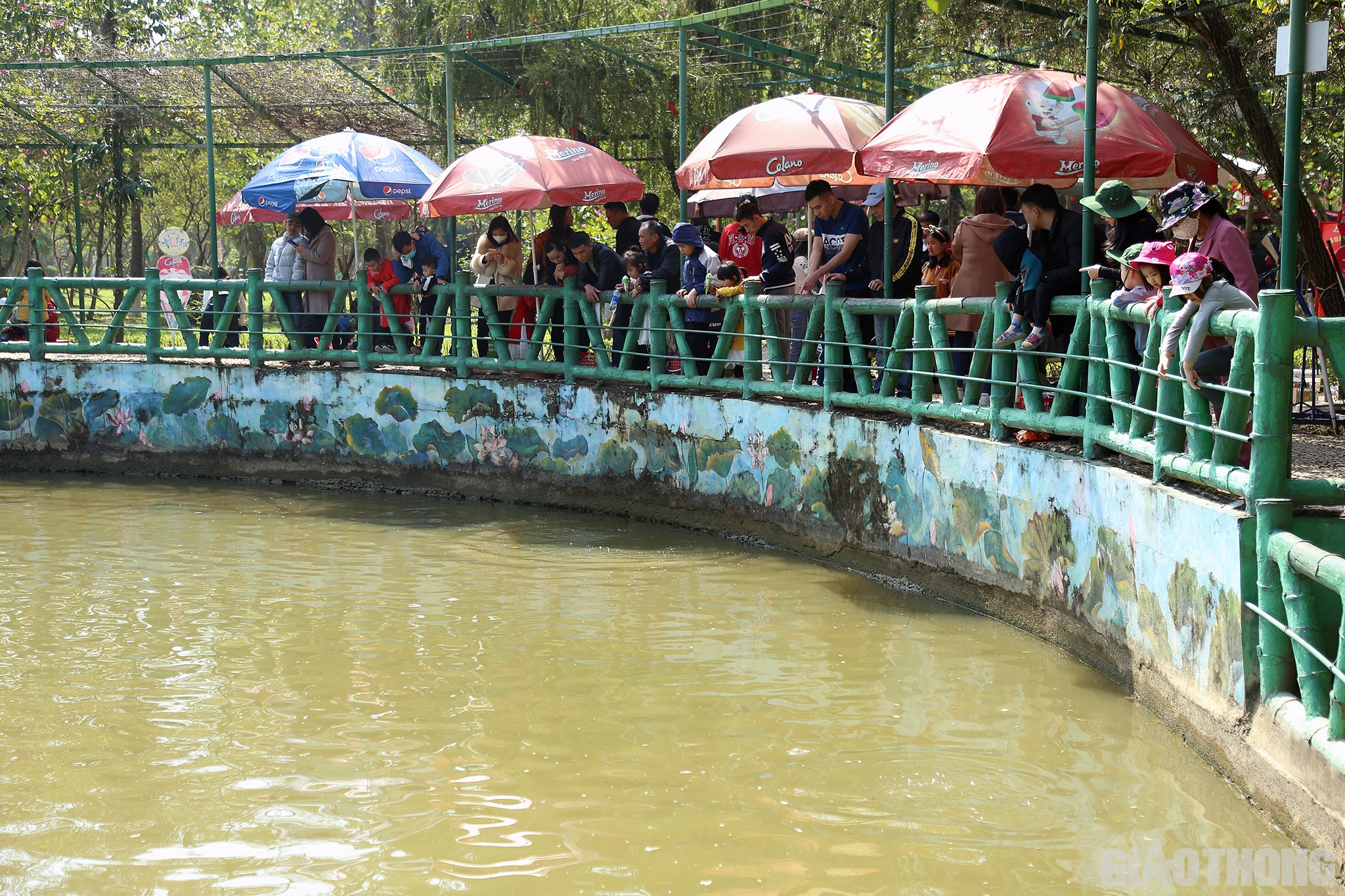 Về qu&ecirc; B&aacute;c, du kh&aacute;ch mọi miền đất nước được tận hưởng kh&ocirc;ng gian trong l&agrave;nh của một miền qu&ecirc; b&igrave;nh dị, kh&ocirc;ng gian Tết ấm c&uacute;ng, tươi vui v&agrave; đặc biệt được sưởi ấm bằng t&igrave;nh cảm bao la của Người.