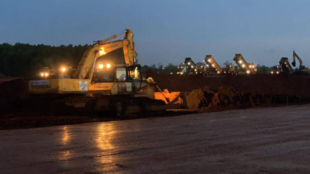 Ban Quản l&yacute; dự &aacute;n Cảng HKQT Long Th&agrave;nh đ&atilde; bố tr&iacute; gi&aacute;m s&aacute;t an ninh, an to&agrave;n, thường xuy&ecirc;n kiểm tra c&aacute;c đơn vị, nh&agrave; thầu đảm bảo bố tr&iacute; mặt bằng thi c&ocirc;ng gọn g&agrave;ng, bố tr&iacute; đ&egrave;n chiếu s&aacute;ng tăng ca đ&ecirc;m, vệ sinh lối v&agrave;o c&ocirc;ng tr&igrave;nh, bổ sung c&aacute;c bảng chỉ dẫn tốc độ v&agrave; lối đi trong c&ocirc;ng tr&igrave;nh, lập h&agrave;ng r&agrave;o an to&agrave;n cảnh b&aacute;o khu vực dễ g&acirc;y ch&aacute;y, kiểm so&aacute;t che chắn c&aacute;c tủ điện ngo&agrave;i c&ocirc;ng tr&igrave;nh, cảnh b&aacute;o an to&agrave;n l&agrave;m việc tr&ecirc;n cao.