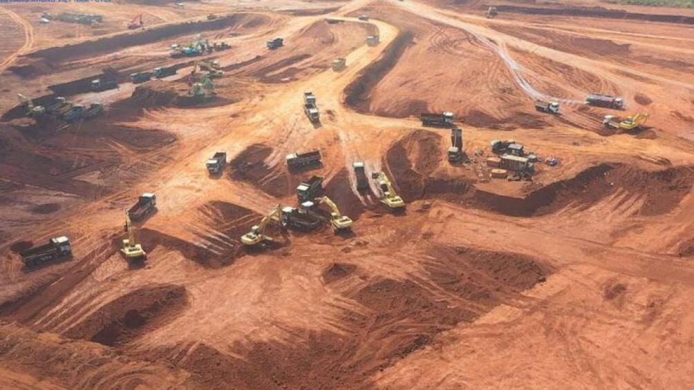 Được biết, trong năm 2022, ACV đ&atilde; tổ chức c&aacute;c g&oacute;i thầu thi c&ocirc;ng tr&ecirc;n c&ocirc;ng trường Dự &aacute;n x&acirc;y dựng Cảng HKQT Long Th&agrave;nh: Thi c&ocirc;ng r&agrave; ph&aacute; bom m&igrave;n, vật nổ; Thi c&ocirc;ng x&acirc;y dựng c&ocirc;ng tr&igrave;nh tường r&agrave;o; Thi c&ocirc;ng x&acirc;y dựng c&ocirc;ng tr&igrave;nh san nền &ndash; tho&aacute;t nước v&agrave; G&oacute;i thầu x&acirc;y dựng m&oacute;ng cọc nh&agrave; ga h&agrave;nh kh&aacute;ch.