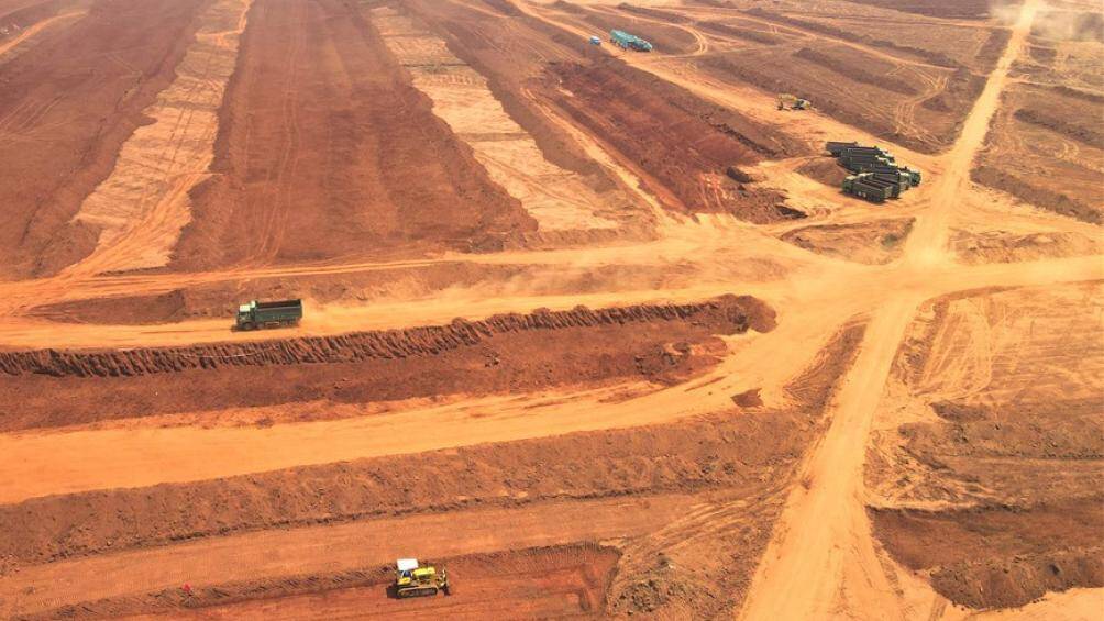 Đến thời điểm hiện tại, g&oacute;i thầu thi c&ocirc;ng m&oacute;ng cọc đ&atilde; ho&agrave;n th&agrave;nh, g&oacute;i thầu thi c&ocirc;ng r&agrave; ph&aacute; bom m&igrave;n v&agrave; x&acirc;y dựng tường r&agrave;o ho&agrave;n th&agrave;nh theo tiến độ b&agrave;n giao đất của UBND tỉnh Đồng Nai, hiện g&oacute;i thầu san nền - tho&aacute;t nước đang triển khai tr&ecirc;n c&ocirc;ng trường.