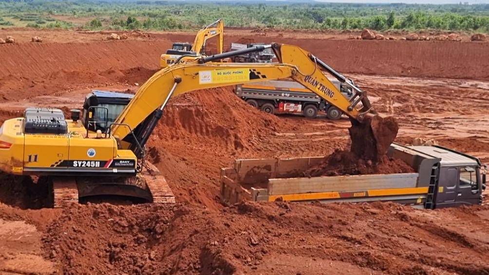 Với hạng mục thi c&ocirc;ng đ&agrave;o x&uacute;c đất, vận chuyển, đắp đất v&agrave; lu nền đường đ&atilde; được triển khai xuy&ecirc;n Tết nguy&ecirc;n đ&aacute;n với 20 mũi thi c&ocirc;ng trong khu vực 2.532 ha