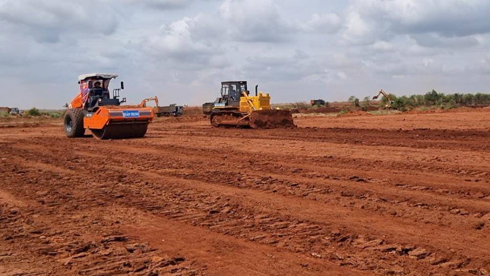 Được biết, 586 thiết bị bao gồm xe đ&agrave;o, xe ủi, xe lu, xe san, &ocirc; t&ocirc; vận chuyển v&agrave; xe tưới nước; 650 nh&acirc;n sự l&agrave;m việc li&ecirc;n tục trong những ng&agrave;y nghỉ Tết nguy&ecirc;n đ&aacute;n.
Thời điểm trước Tết Nguy&ecirc;n đ&aacute;n 2023, số lượng m&aacute;y m&oacute;c, nh&acirc;n sự tại c&ocirc;ng trường dự &aacute;n S&acirc;n bay Long Th&agrave;nh đ&atilde; đạt 1.849 m&aacute;y m&oacute;c v&agrave; hơn 2,5 ngh&igrave;n người để triển khai c&aacute;c mũi thi c&ocirc;ng theo kế hoạch.