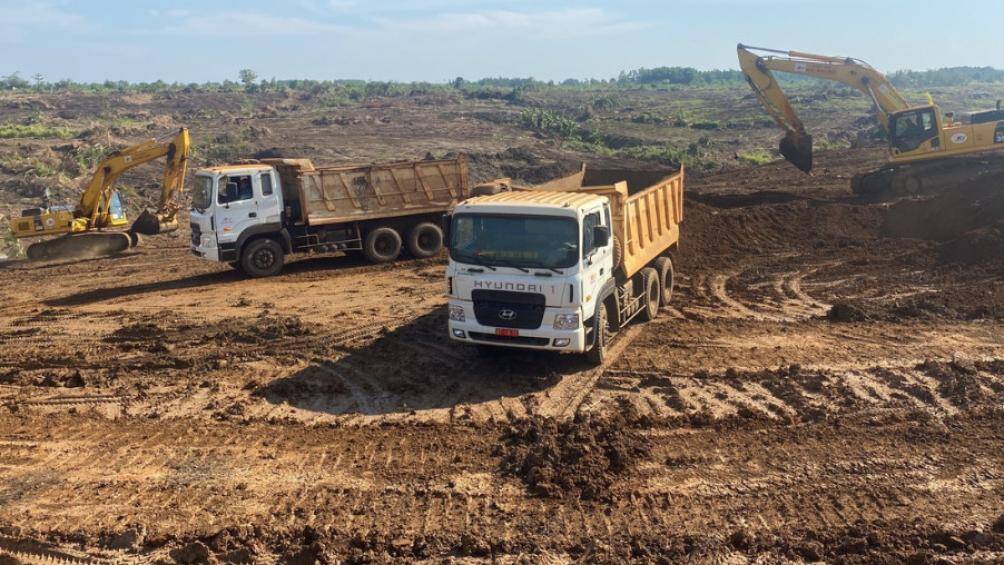 C&aacute;c đơn vị thi c&ocirc;ng đang tập trung triển khai c&aacute;c khu vực đường cất hạ c&aacute;nh, đường lăn, s&acirc;n đỗ m&aacute;y bay v&agrave; c&aacute;c khu vực bố tr&iacute; c&aacute;c dự &aacute;n th&agrave;nh phần 1, 2, 4 theo đ&uacute;ng kế hoạch đảm bảo khởi c&ocirc;ng đồng bộ c&aacute;c hạng mục ch&iacute;nh trong qu&yacute; I/2023.