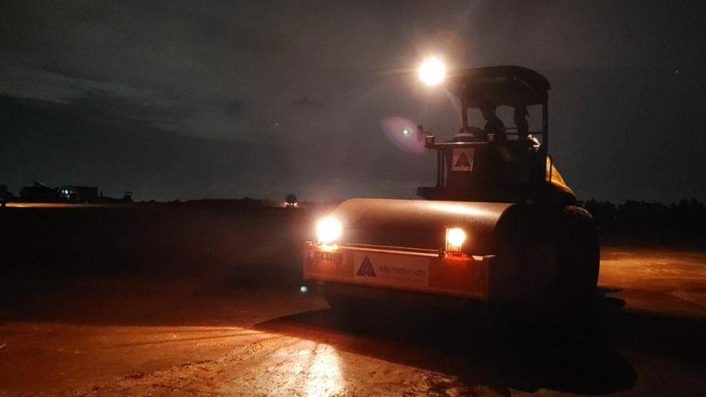 Theo kế hoạch, từ ng&agrave;y 31/1/2023, c&aacute;c nh&agrave; thầu thi c&ocirc;ng c&aacute;c g&oacute;i thầu thuộc dự &aacute;n th&agrave;nh phần 3 - x&acirc;y dựng c&aacute;c c&ocirc;ng tr&igrave;nh thiết yếu trong s&acirc;n bay thuộc Dự &aacute;n x&acirc;y dựng Cảng HKQT Long Th&agrave;nh sẽ đồng loạt huy động to&agrave;n bộ lực lượng để thi c&ocirc;ng trở lại.