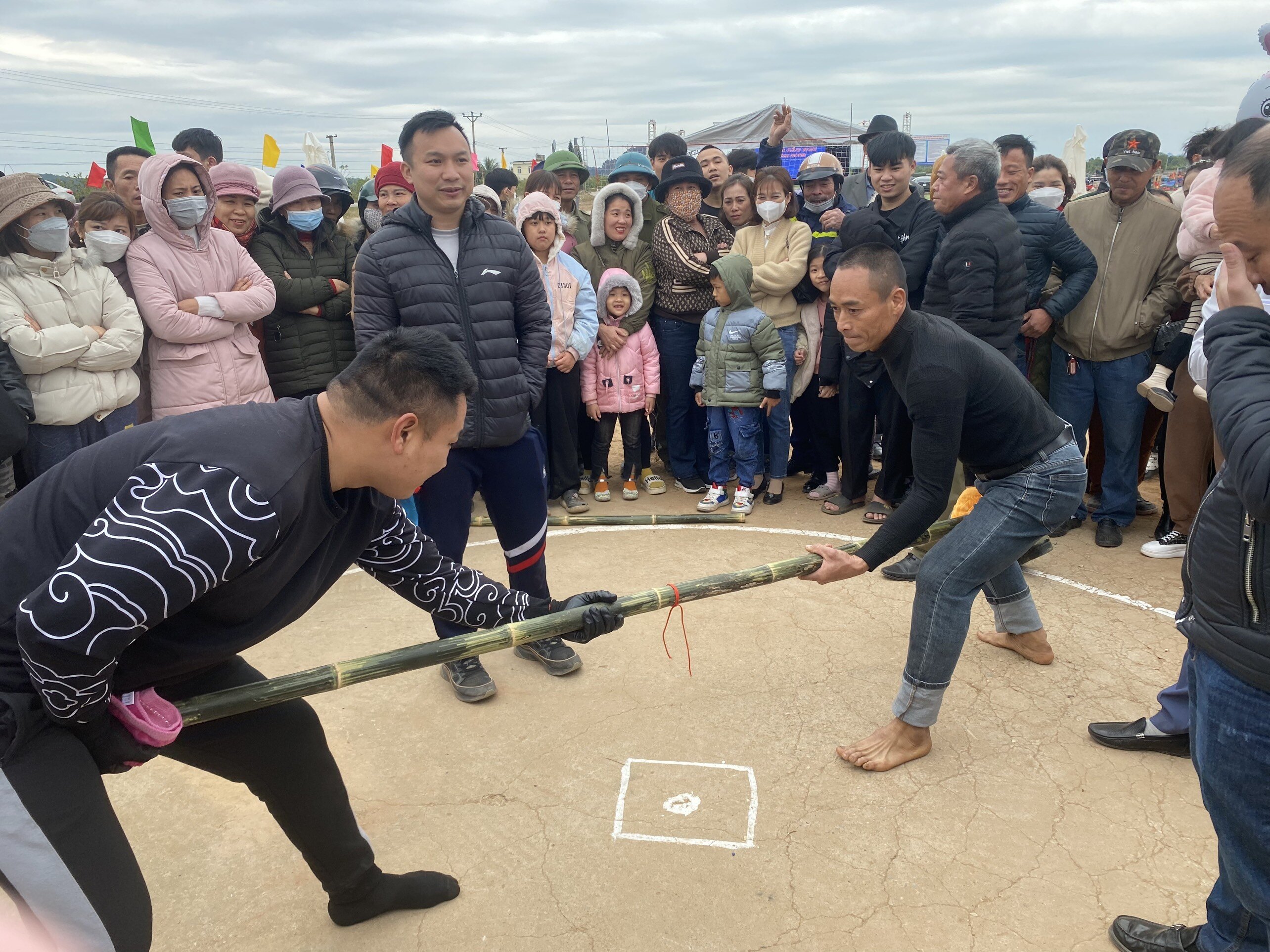 Những thanh ni&ecirc;n khỏe mạnh giao lưu đẩy gậy.
