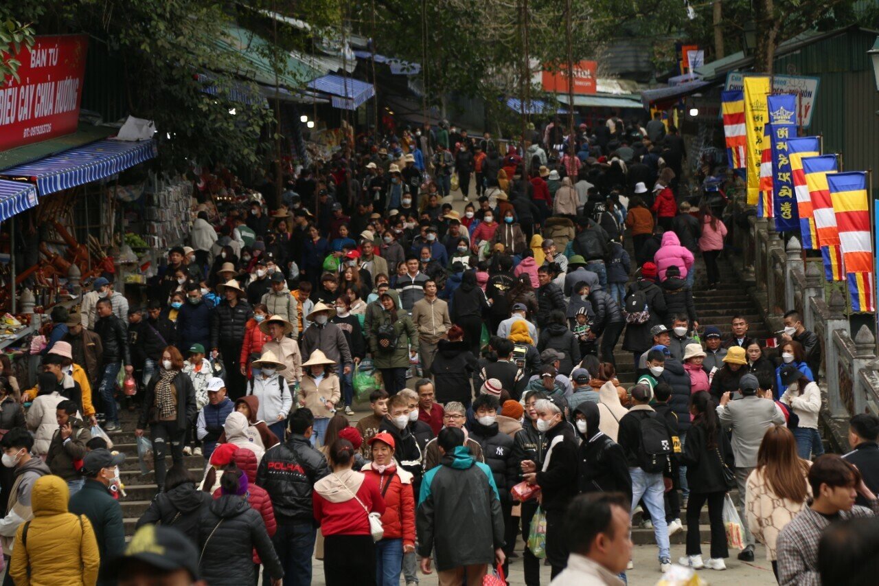 S&aacute;ng 27/1 (tức m&ugrave;ng 6 Tết Qu&yacute; M&atilde;o), h&agrave;ng vạn du kh&aacute;ch thập phương đ&atilde; đổ về huyện Mỹ Đức, TP H&agrave; Nội trẩy hội ch&ugrave;a Hương.