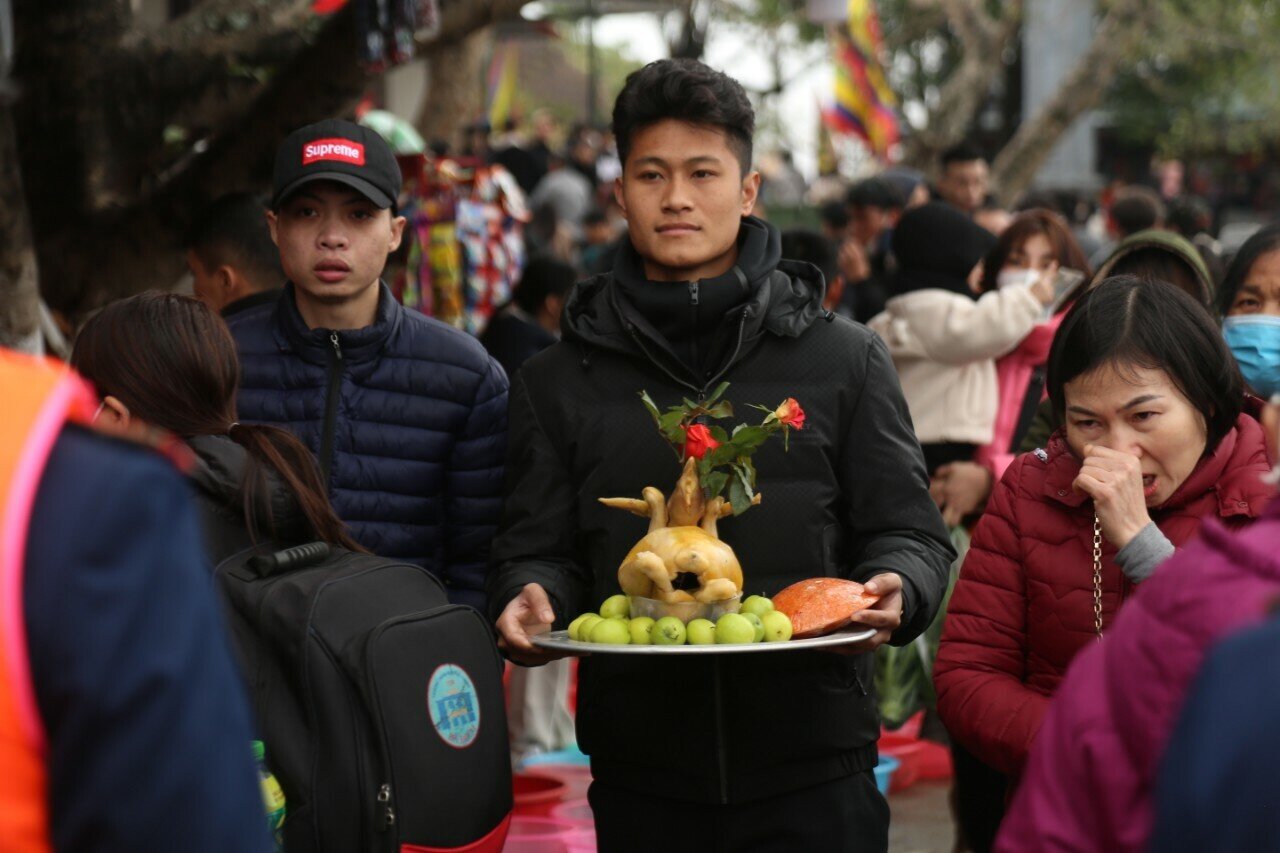 "Sau 3 năm Covid-19, gia đ&igrave;nh ch&uacute;ng t&ocirc;i kh&ocirc;ng v&atilde;n cảnh ch&ugrave;a Hương. Năm nay mới được trở lại nơi n&agrave;y, n&ecirc;n cảm thấy rất phấn khởi. D&ugrave; đ&ocirc;ng người, di chuyển c&oacute; chậm hơn một ch&uacute;t nhưng t&ocirc;i cảm thấy rất h&aacute;o hức", anh Trần Quang Long, đến từ Bắc Ninh chia sẻ.