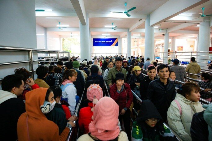 Khu vực lối v&agrave;o c&aacute;p treo Ch&ugrave;a Hương chật k&iacute;n người xếp h&agrave;ng. Mất nhiều ph&uacute;t chờ đợi du kh&aacute;ch mới c&oacute; thể chen ch&acirc;n v&agrave;o cabin c&aacute;p treo để l&ecirc;n động Hương T&iacute;ch.