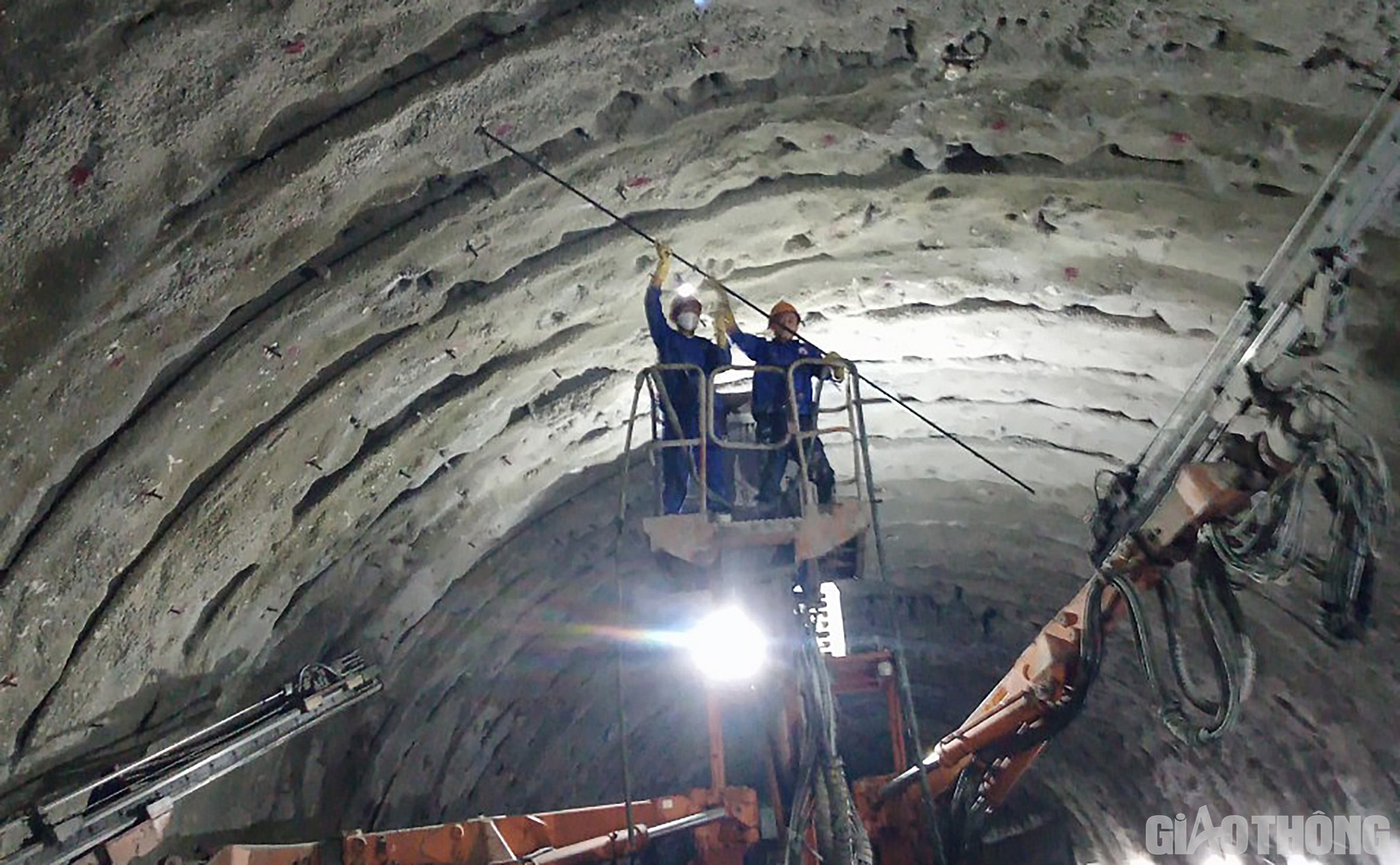 Cũng ở phía Bắc, ở ống hầm bên cạnh, Tập đoàn Cienco 4 đã thi công khoan được 164/567m ống hầm bên trái, đáp ứng tiến độ mà doanh nghiệp đã đề ra. Theo đại diện 2 nhà thầu đang thi công hầm Thần Vũ, về kỹ thuật chuyên môn, các cán bộ, kỹ sư, công nhân và công nghệ máy móc đều đáp ứng đầy đủ và tốt để thi công hầm xuyên núi.