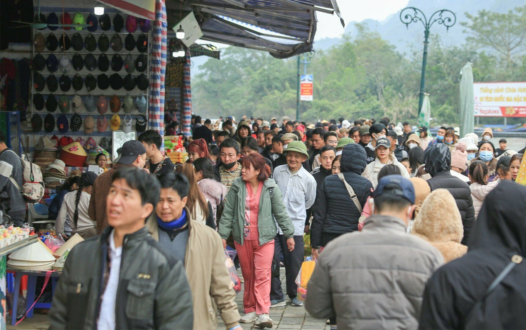 Ch&ugrave;a Hương l&agrave; lễ hội diễn ra trong ba th&aacute;ng, từ ng&agrave;y 23/1-23/4/2023. Ng&agrave;y khai hội ch&ugrave;a Hương năm nay diễn ra v&agrave;o m&ugrave;ng 6 th&aacute;ng Gi&ecirc;ng &acirc;m lịch như thường lệ.