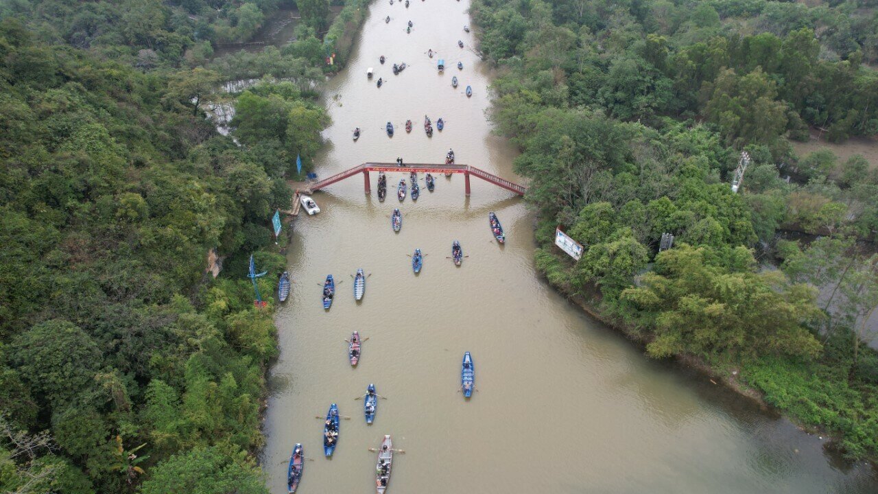 Ban Quản l&yacute; Khu di t&iacute;ch thắng cảnh Hương Sơn cho biết, từ ng&agrave;y m&ugrave;ng 3 đến m&ugrave;ng 5 Tết ch&ugrave;a Hương đ&atilde; đ&oacute;n 10,2 vạn lượt kh&aacute;ch tham quan, v&atilde;n cảnh, trong đ&oacute; ri&ecirc;ng ng&agrave;y m&ugrave;ng 5 Tết c&oacute; 4,7 vạn lượt kh&aacute;ch.