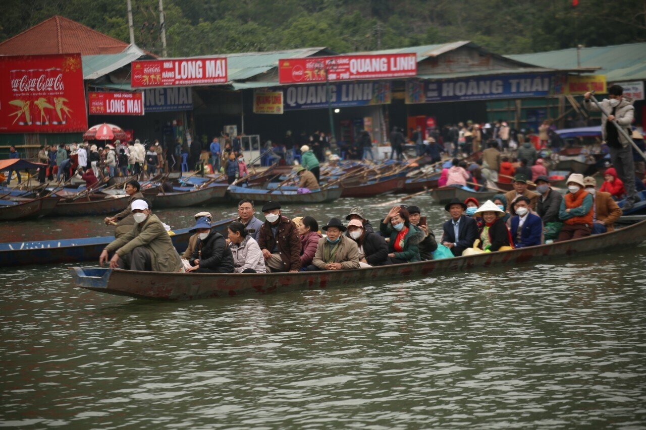 Ngay từ s&aacute;ng sớm, thuyền đ&ograve; 2 b&ecirc;n bờ suối Yến đ&atilde; tấp nập hoạt động đ&oacute;n chở kh&aacute;ch h&agrave;nh hương về lễ Phật.