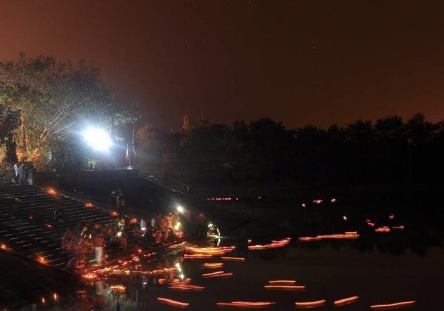 Nh&acirc;n d&acirc;n tham gia lễ hội Cầu Ngư thả đ&egrave;n hoa đăng xuống biển để cầu may dịp đầu năm mới Qu&yacute; M&atilde;o.