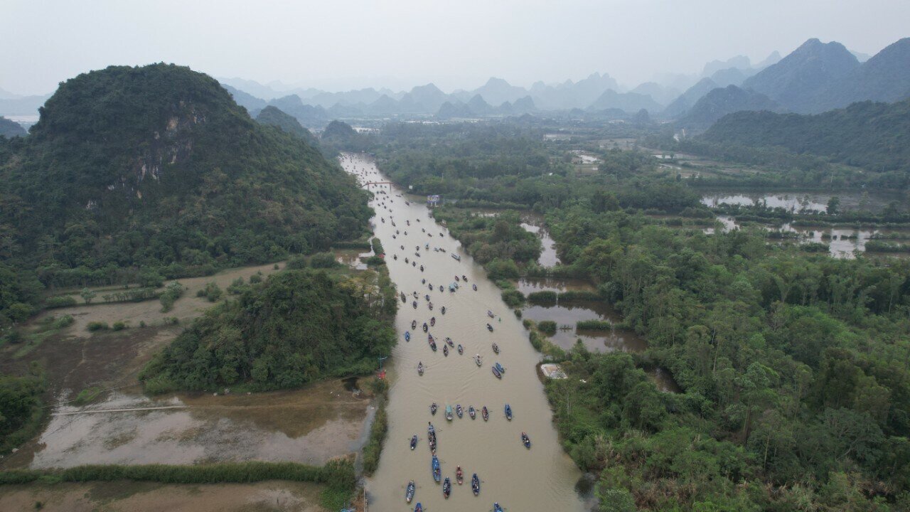 "Gia đ&igrave;nh t&ocirc;i biết l&agrave; h&ocirc;m nay khai hội n&ecirc;n đ&atilde; đến đ&acirc;y từ sớm, nhưng đ&atilde; rất đ&ocirc;ng người đến với ch&ugrave;a Hương. D&ugrave; đ&ocirc;ng nhưng số lượng đ&ograve; lớn n&ecirc;n kh&ocirc;ng phải xếp h&agrave;ng chờ đợi, mua v&eacute; l&agrave; c&oacute; thể đi được lu&ocirc;n", b&agrave; Nguyễn Thị Thu, đến từ quận Đống Đa, H&agrave; Nội cho hay.