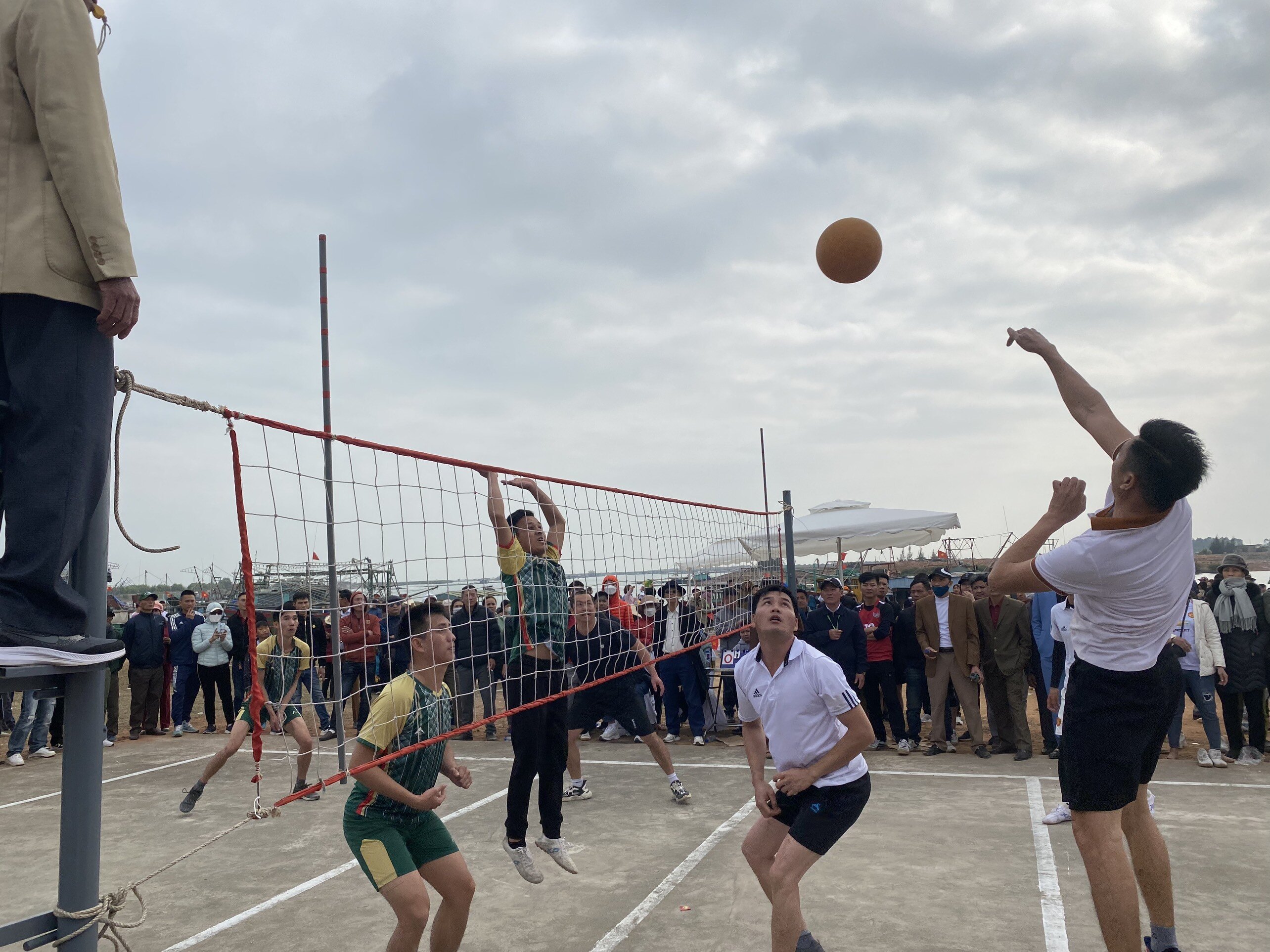 Ngay sau phần lễ l&agrave; phần hội, với nhiều hoạt động thể thao s&ocirc;i nổi, mang n&eacute;t đặc sắc ri&ecirc;ng của văn ho&aacute; v&ugrave;ng biển như k&eacute;o co, đẩy gậy, bơi thuyền nan, thi đang v&aacute; lưới, thả đ&egrave;n hoa đăng, giao lưu văn nghệ giữa c&aacute;c khu phố tr&ecirc;n địa b&agrave;n, bắn ph&aacute;o hoa...