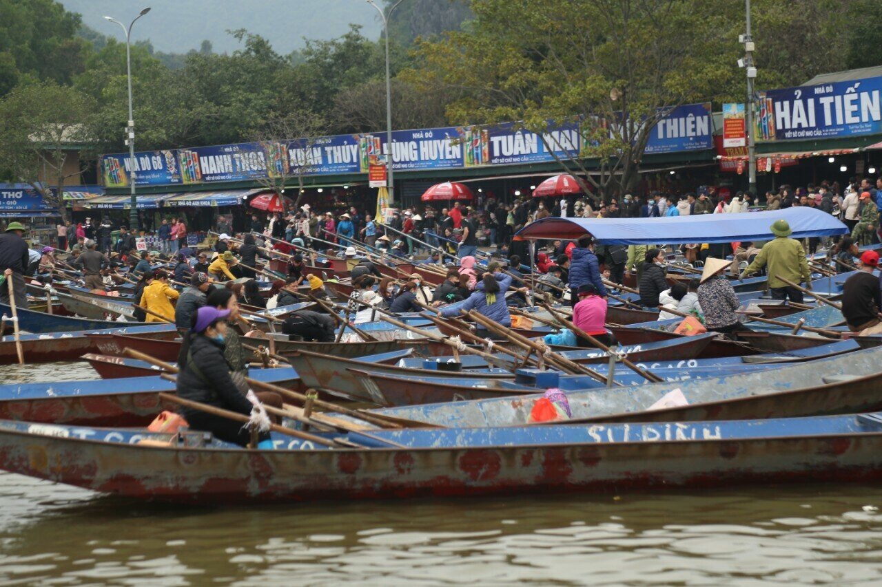 Ban Quản l&yacute; Khu di t&iacute;ch thắng cảnh Hương Sơn (ch&ugrave;a Hương) đ&atilde; huy động 3.000 phương tiện đ&ograve; thuyền để đ&aacute;p ứng đủ nhu cầu trẩy hội của nh&acirc;n d&acirc;n v&agrave; du kh&aacute;ch trong đợt lễ hội đầu năm.